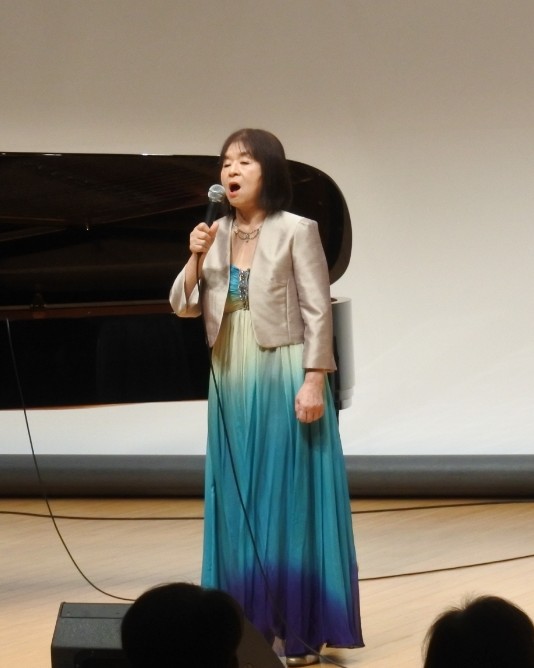 全盲のソプラノシンガー 中野早苗さんのライブステージ画像