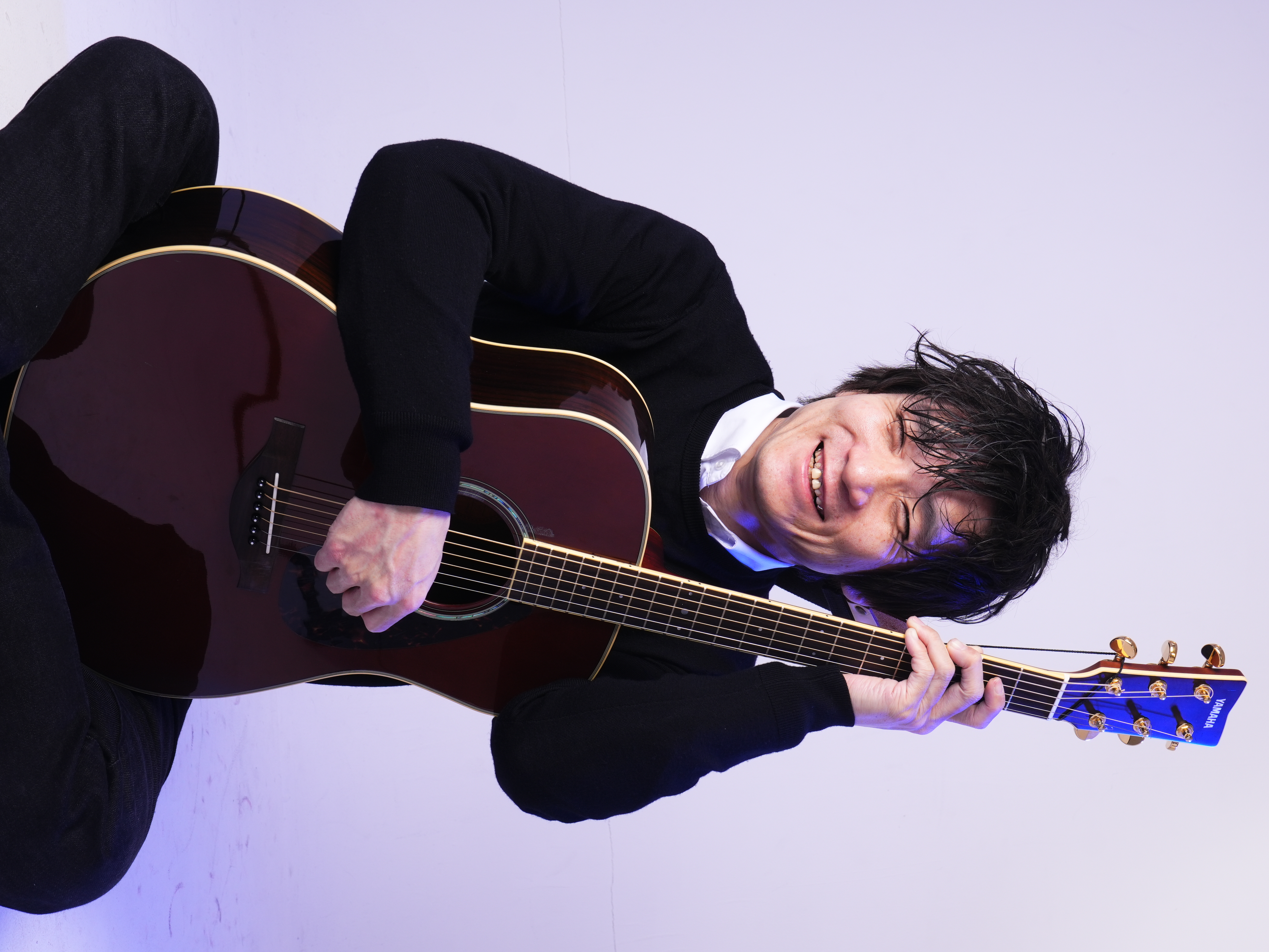 
盲目のシンガーソングライター マエケンのアーティスト写真