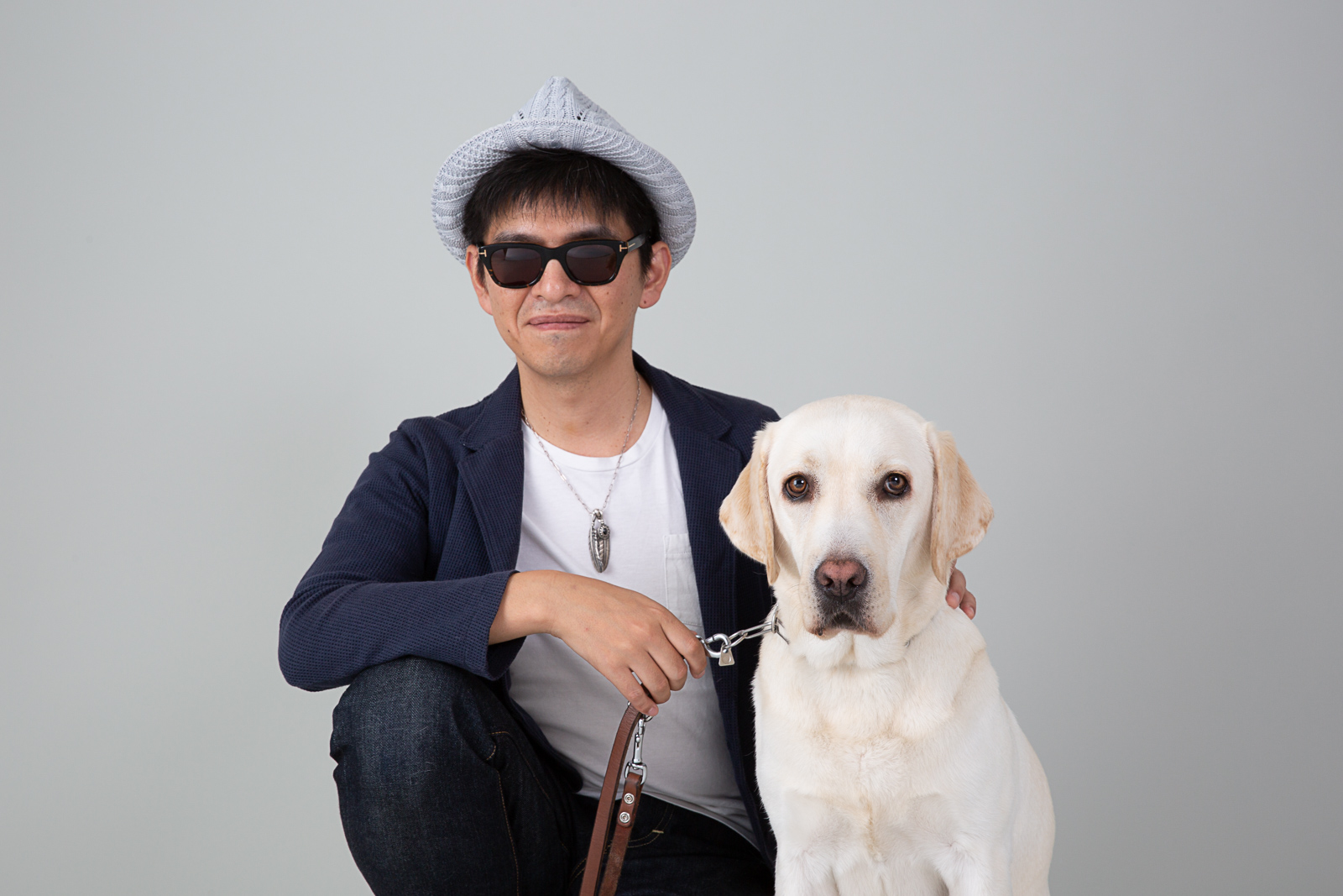 栗山竜太さんと盲導犬アンジーの画像